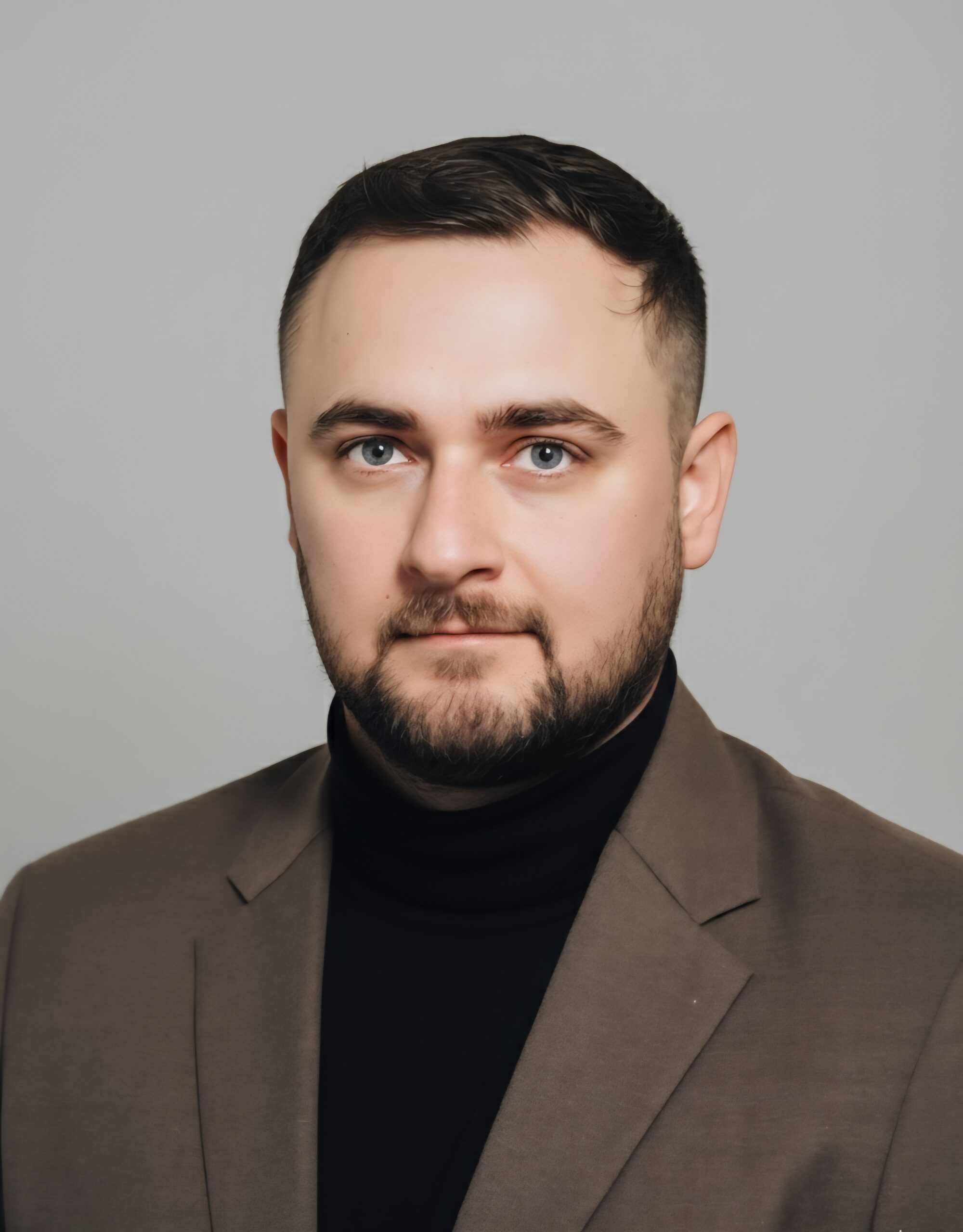 „Zdjęcie Roberta Chodakowskiego – adwokata i doradcy restrukturyzacyjnego, ubranego w elegancki garnitur na jasnym tle. Ekspert w upadłości konsumenckiej i restrukturyzacji firm.”